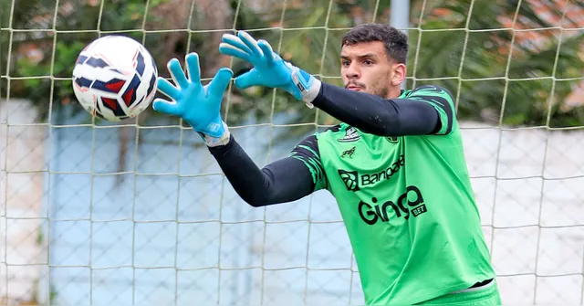 gabriel-mesquita-paysandu-goleiro MURALHA BICOLOR: Gabriel Mesquita se consolida como titular e vira herói da reação do Papão