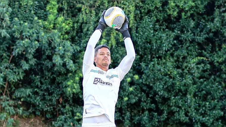 Goleiro Matheus Nogueira em ação com o uniforme do Paysandu, durante um treino no centro de treinamento do Paysandu.