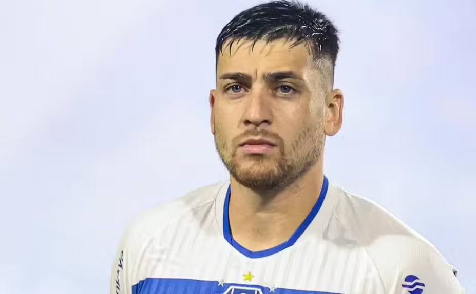 João Vieira, volante ex-Paysandu, em ação durante jogo, destacando sua importância no meio-campo bicolor em 2024.