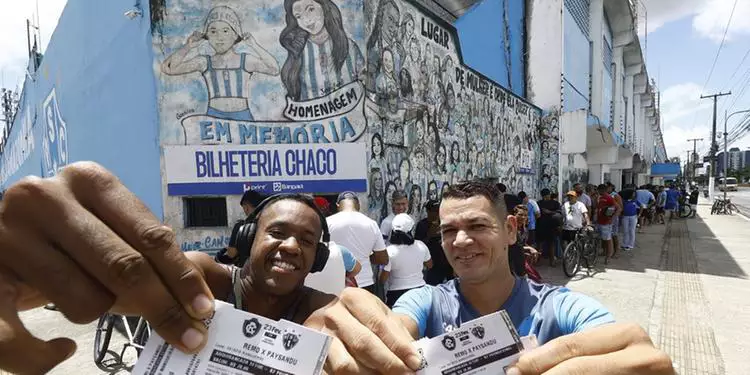 Wendell e seu amigo garantiram o ingresso logo cedo (Igor Mota/O Liberal)