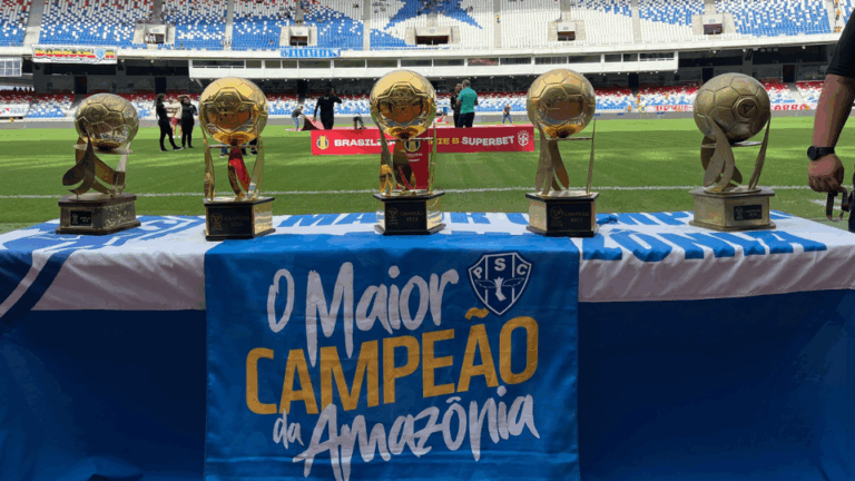 Paysandu exibe suas cinco taças da Copa Verde antes do jogo contra o CRB