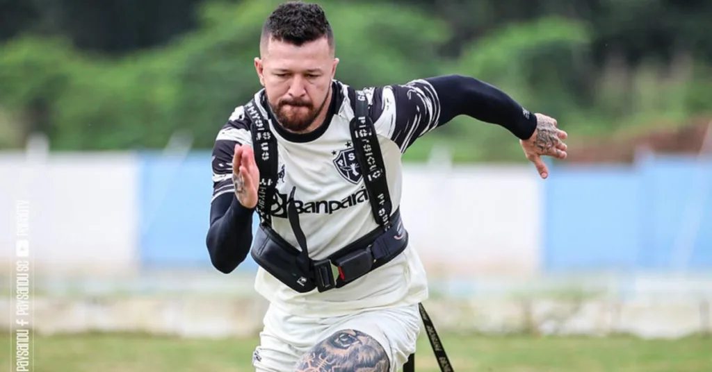 Rossi-atacante-do-Paysandu-fora-do-jogo Batalha de Mosaicos no Re-Pa: Youtuber Português Reage ao Espetáculo das Torcidas de Remo e Paysandu