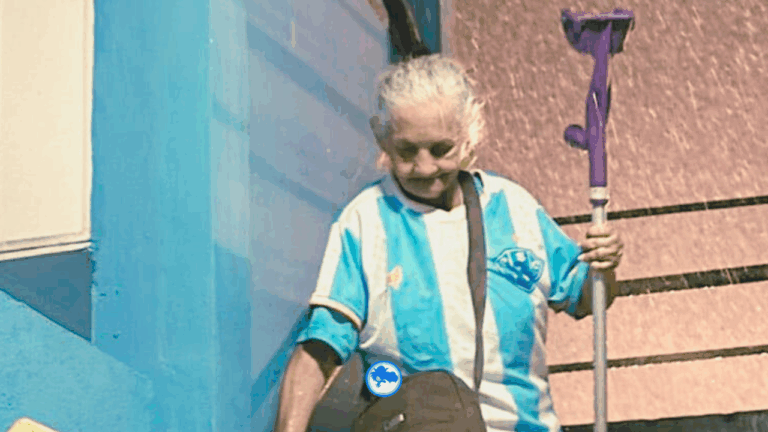 A paixão não tem idade: torcedora do Paysandu enfrenta chuva e escadas para ver vitória do Papão na Curuzu