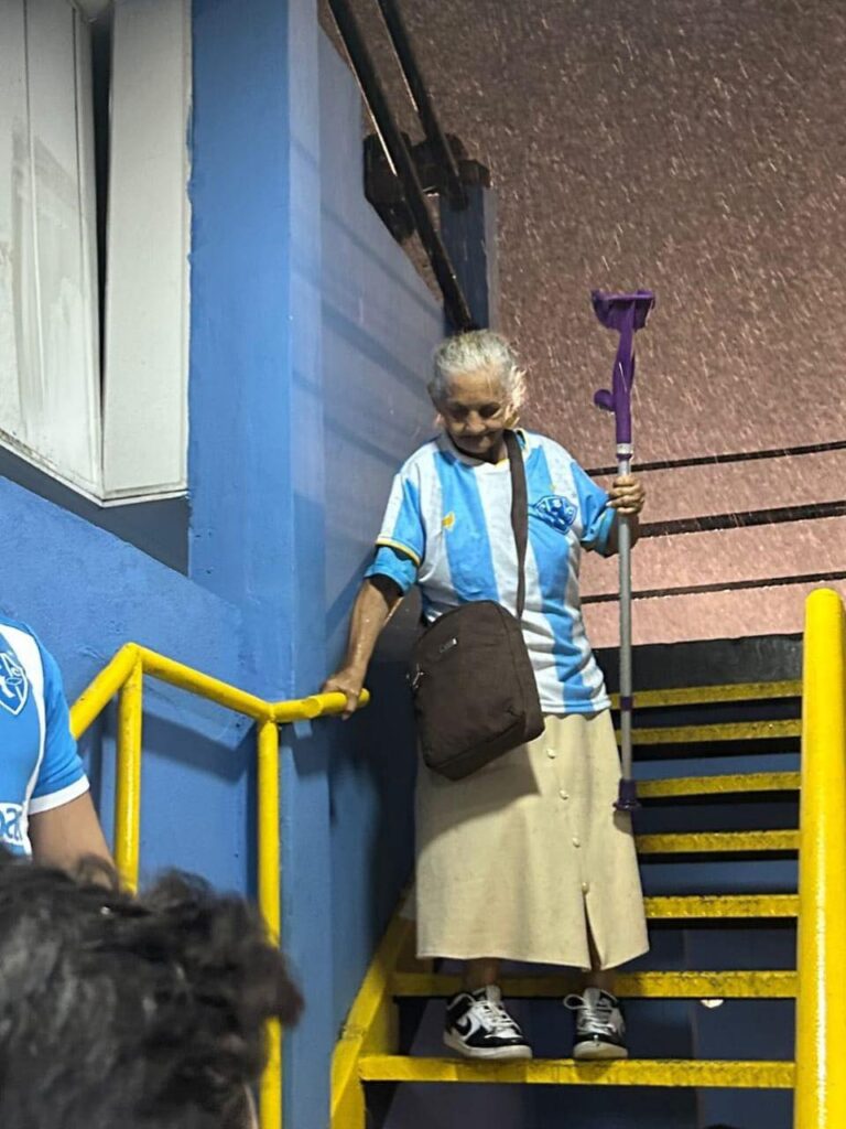 torcedora-do-paysandu-por-de-baixo-de-chuva-768x1024 A paixão não tem idade: torcedora do Paysandu enfrenta chuva e escadas para ver vitória do Papão na Curuzu