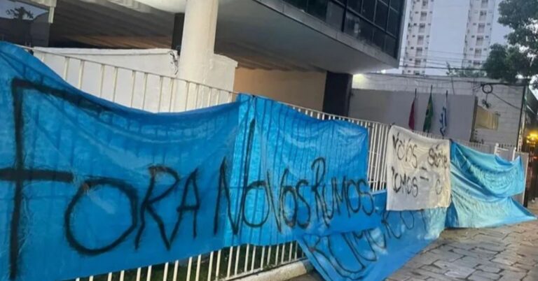 Há poucas semanas, faixas foram colocadas na sede social com críticas direcionadas à presidência bicolor | Divulgação