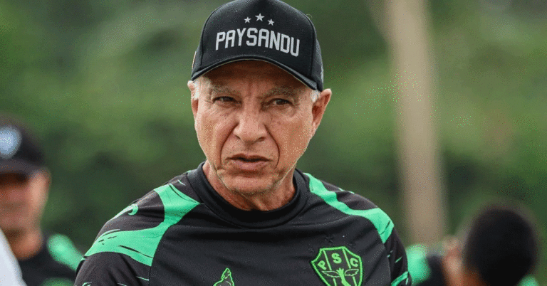 Técnico Márcio Fernandes, do Paysandu, durante atividade com o elenco na Curuzu, usando boné e camisa de treino do clube.