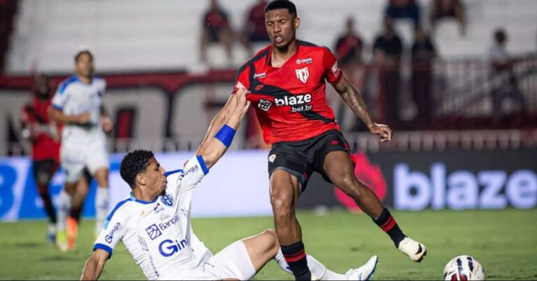 Time bicolor foi derrotado de virada por 2 a 1 pelo Atlético-GO | Izabela Azine