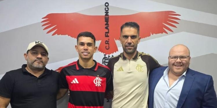 Pedro Henrique já assinou contrato com o clube rubro-negro (Divulgação / Site oficial do Flamengo)
