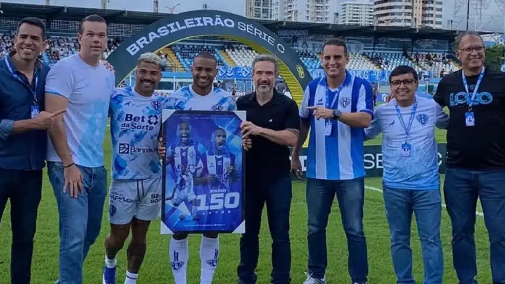 Edilson recebe homenagem antes do jogo Paysandu x Anápolis