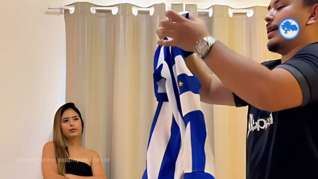 Colocando as camisas do PAysandu na mala!