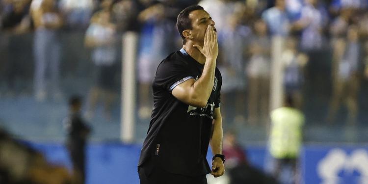 Tecnico do Paysandu na beira do campo na curuzu contra o Botafogo-PB